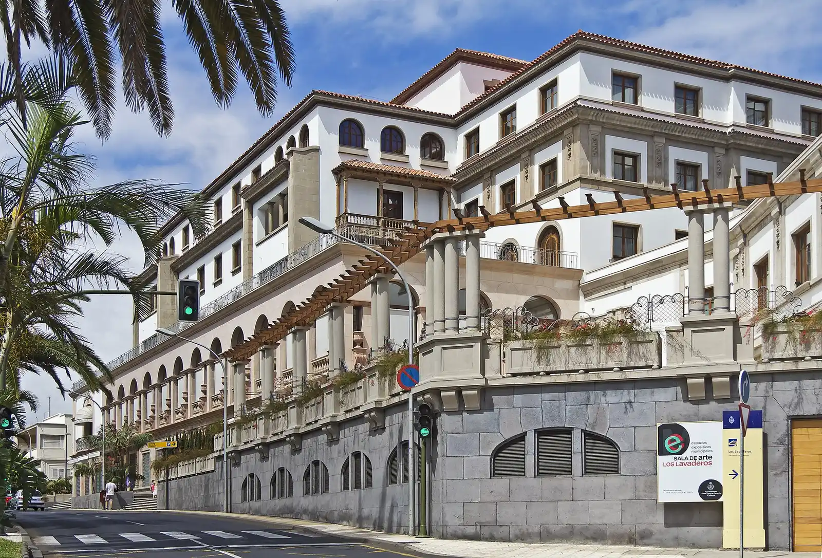 The white façade of the Hotel Mencey in Santa Cruz de Tenerife